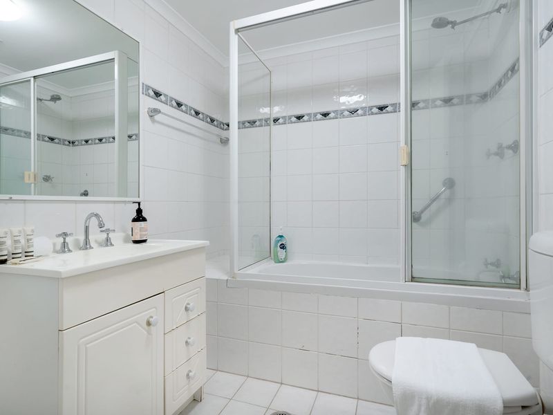 Cozy Retreat with Balcony in Crows Nest