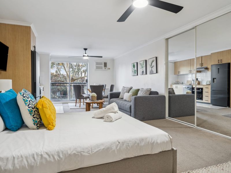 Cozy Retreat with Balcony in Crows Nest