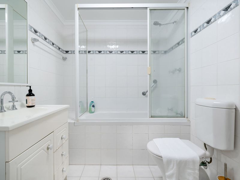 Cozy Retreat with Balcony in Crows Nest