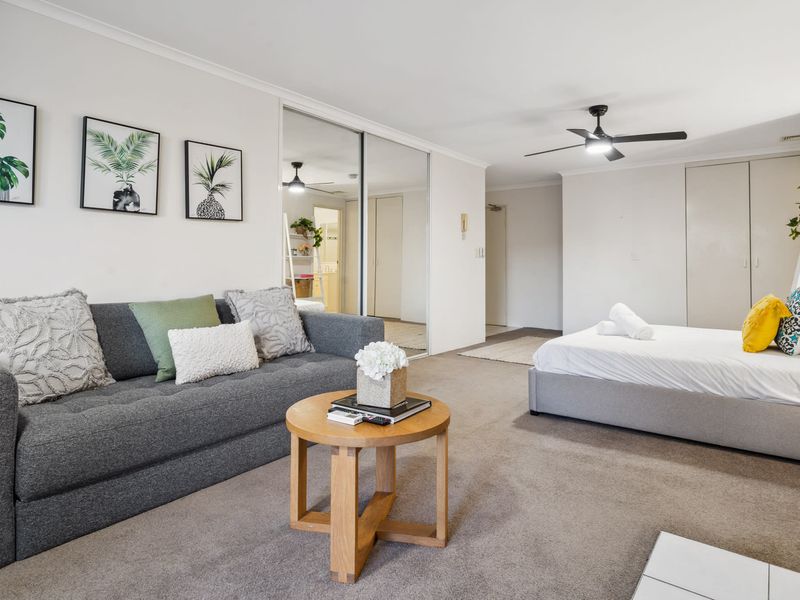 Cozy Retreat with Balcony in Crows Nest