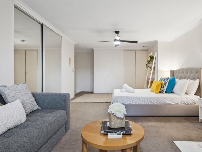 Cozy Retreat with Balcony in Crows Nest