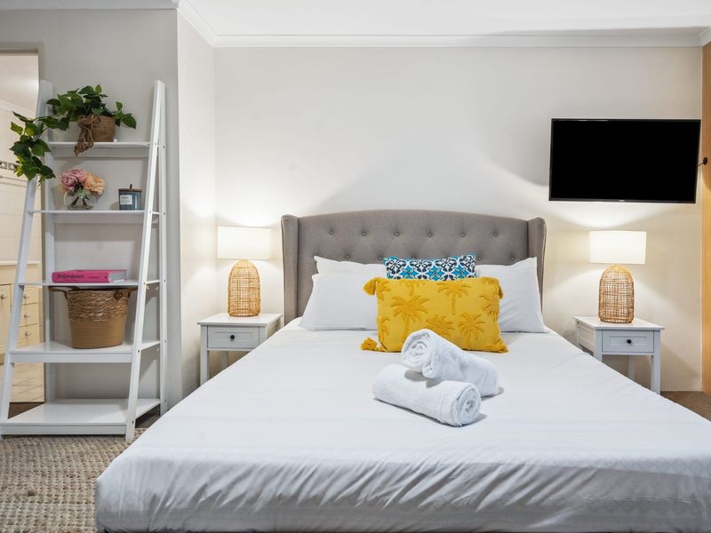 Cozy Retreat with Balcony in Crows Nest