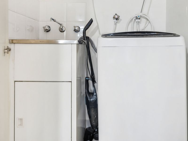 Cozy Retreat with Balcony in Crows Nest