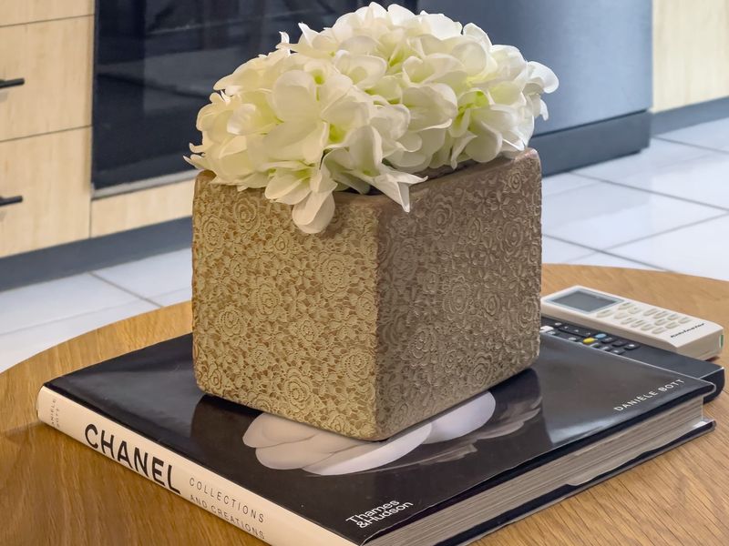 Cozy Retreat with Balcony in Crows Nest