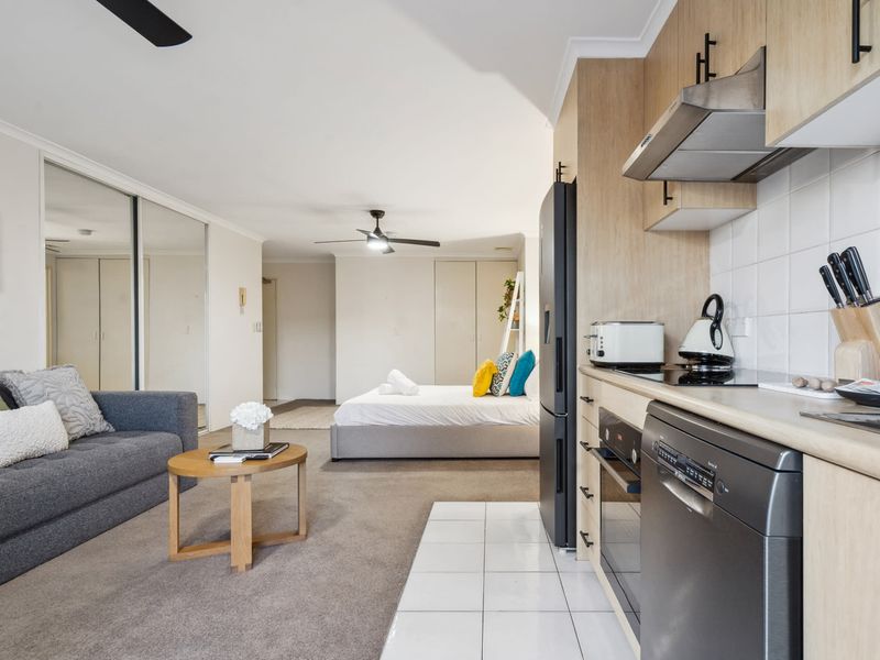 Cozy Retreat with Balcony in Crows Nest