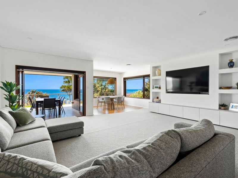 Spectacular Ocean Front home With Pool