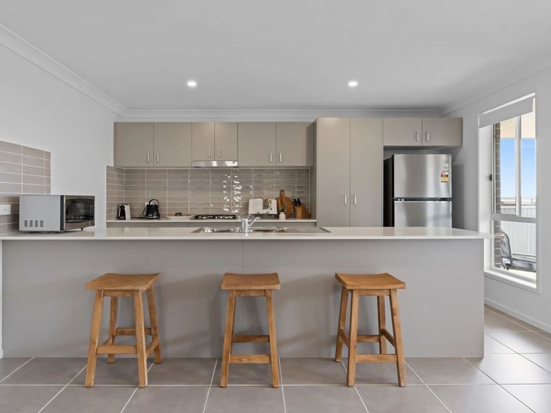 Wine Down 700m walk to Cessnock CBD