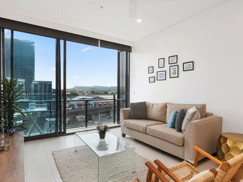 This brand-new apartment offers a spacious main bedroom and floor-to-ceiling views of South Brisbane that you'll want to wake up to every morning.