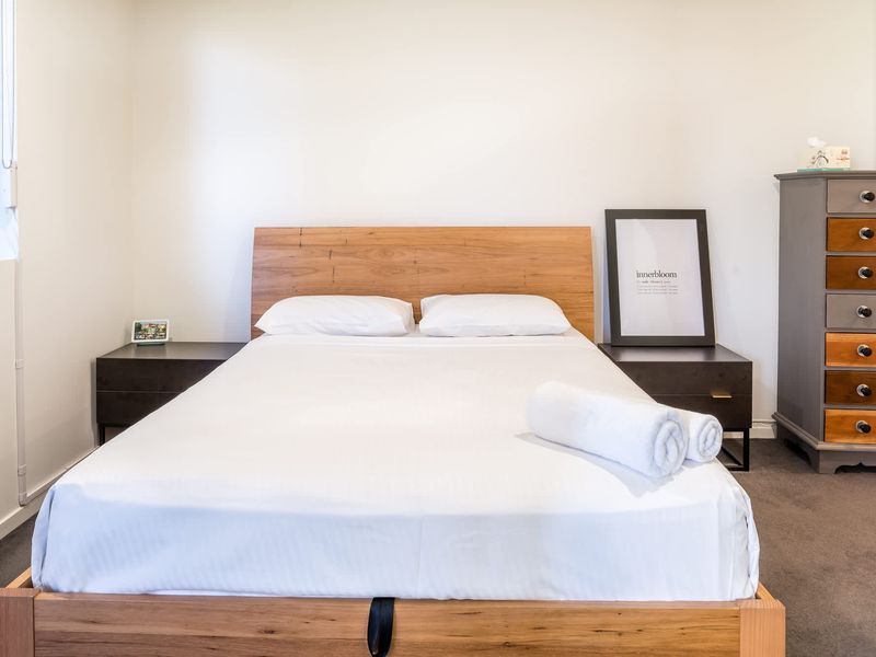 Bedroom 1 - queen bed
