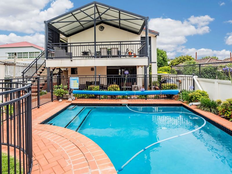 Just a short stroll from Wynnum Esplanade, Wynnum Jetty and Pandanus Beach, Plumeria Place is the ideal coastal pad to kick back and relax.