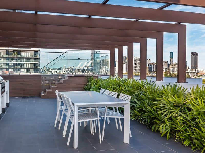 Stylish Apartment with Rooftop Pool