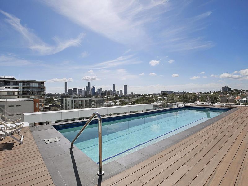 Stylish Apartment with Rooftop Pool