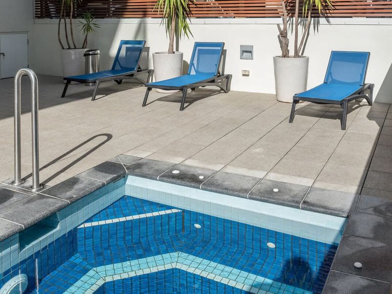 Stylish City Getaway with Pool Gym Parking