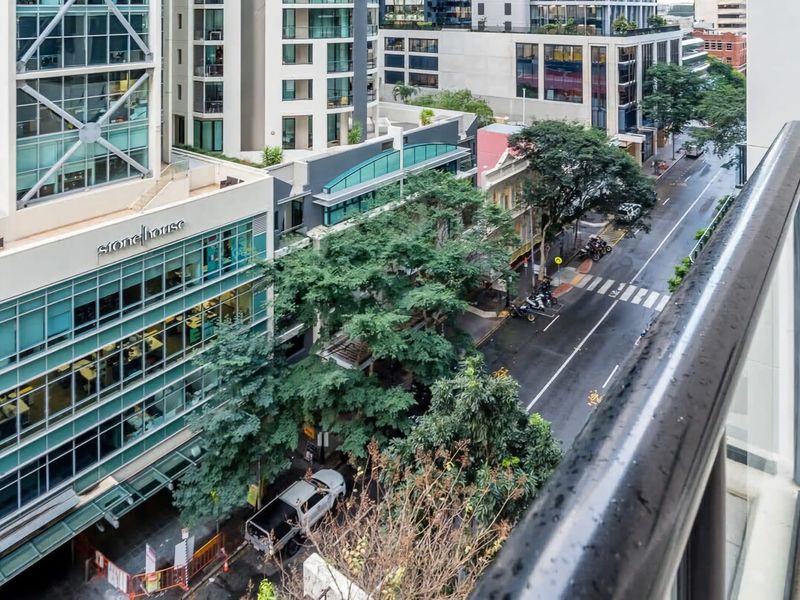 Stylish City Getaway with Pool Gym Parking