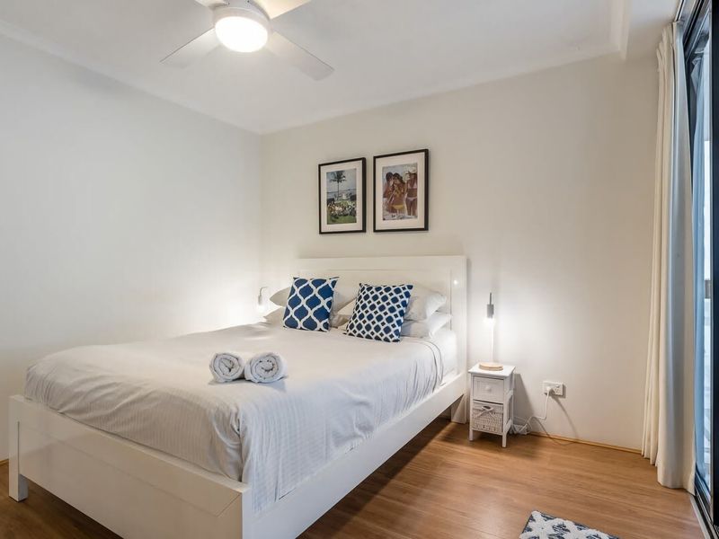 Stylish City Getaway with Pool Gym Parking