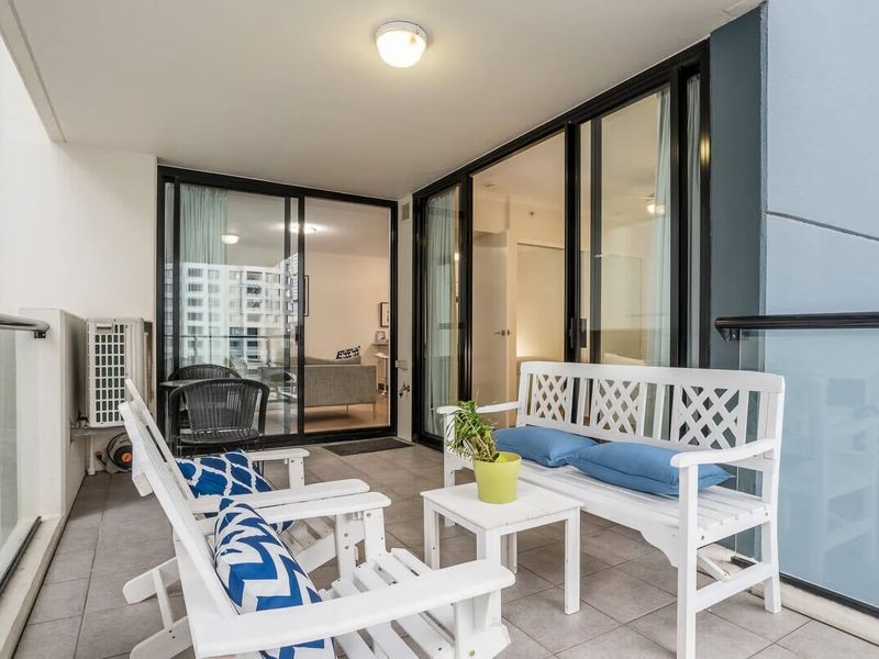This home is perfectly located in the heart of Brisbane City, as soon as you step out of the front door and onto the street, you'll be greeted with a huge variety of restaurants, entertainment and many things the city has to offer!