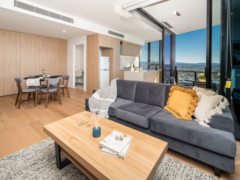 The open plan living areas and floor-to-ceiling windows bathe the space in natural light during the day, while offering mesmerizing city views at night.