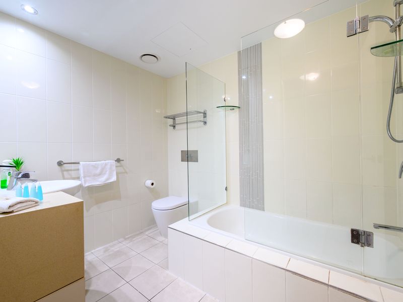 Fresh towels and perfect lighting—because vacation selfies are mandatory.