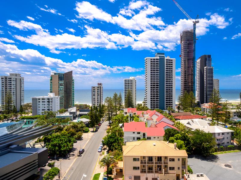 Wake up to the horizon. Our high floor unit offers unbeatable views of the surrounding beach and city.