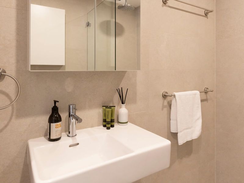 2BDR Brand New Apt Moments from RNSH St Leonards