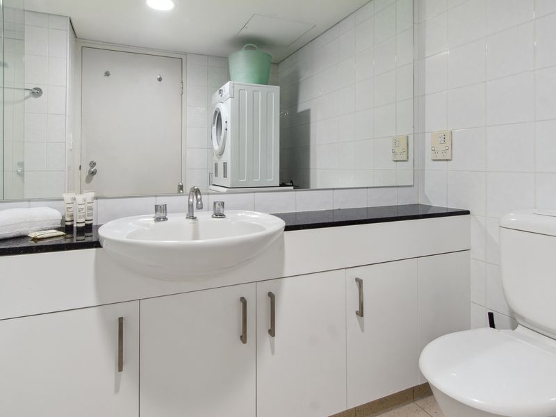 Modern and Sleek Bathroom