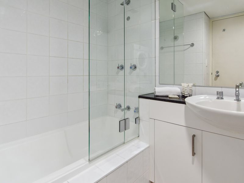 Modern and Sleek Bathroom
