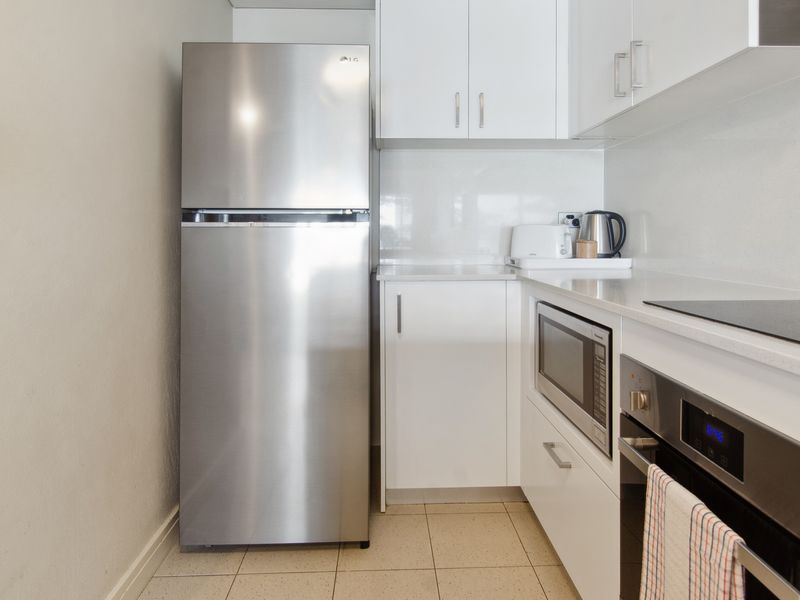 Stylish, Fully Equipped Kitchen 