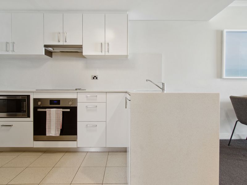 Stylish, Fully Equipped Kitchen 