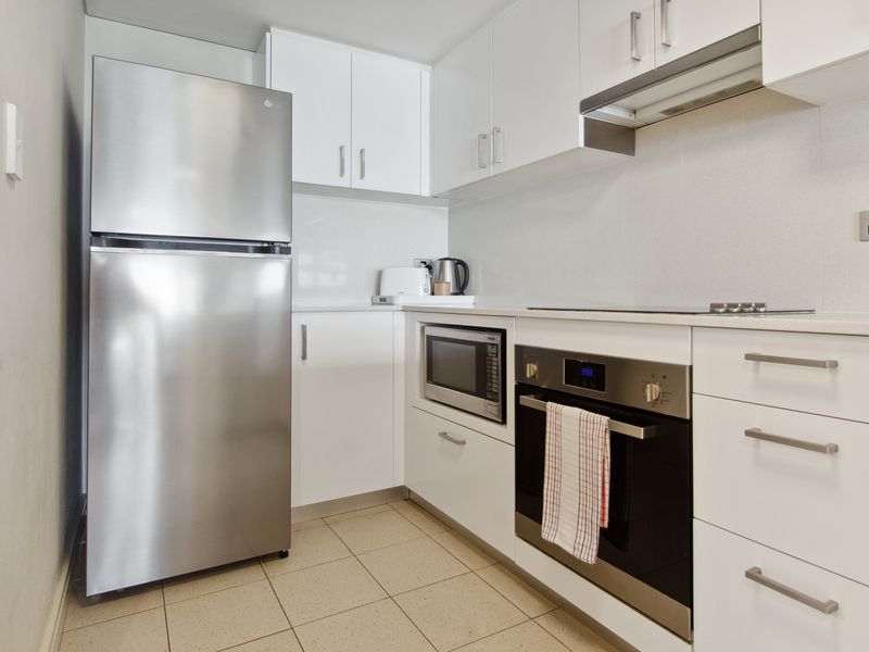 Stylish, Fully Equipped Kitchen 