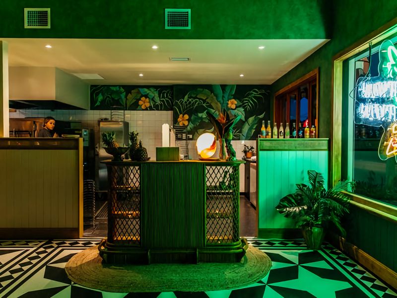 Charming Cottage by the Water Pet Friendly WoyWoy