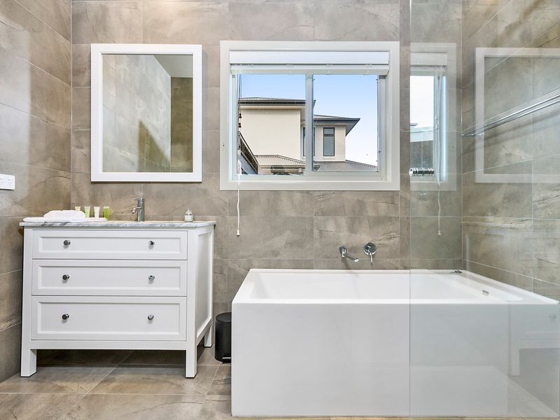 Relaxing bath with stylish decor