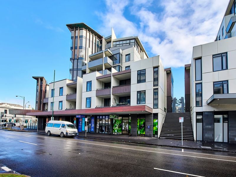 Portside Bliss Your Urban Escape in Melbourne