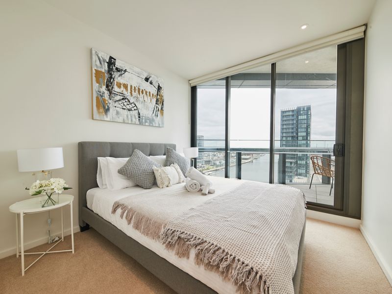 Sky Haven Modern Retreat with Free Parking