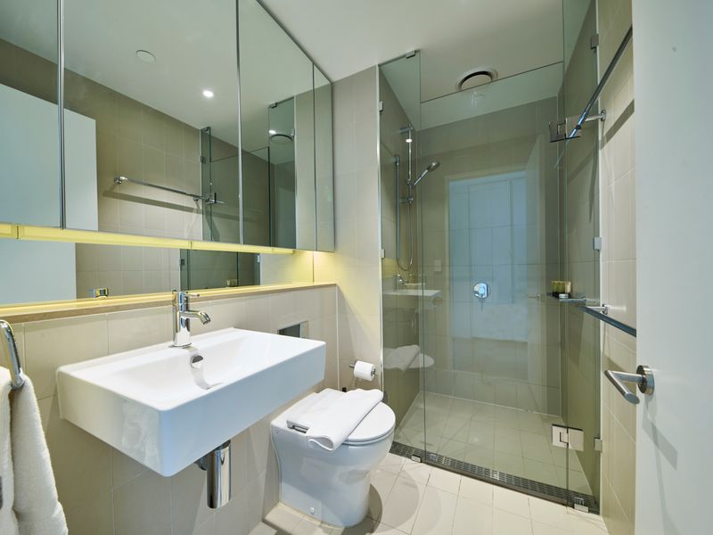 Sky Haven Modern Retreat with Free Parking