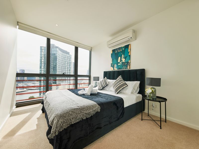 Sky Haven Modern Retreat with Free Parking