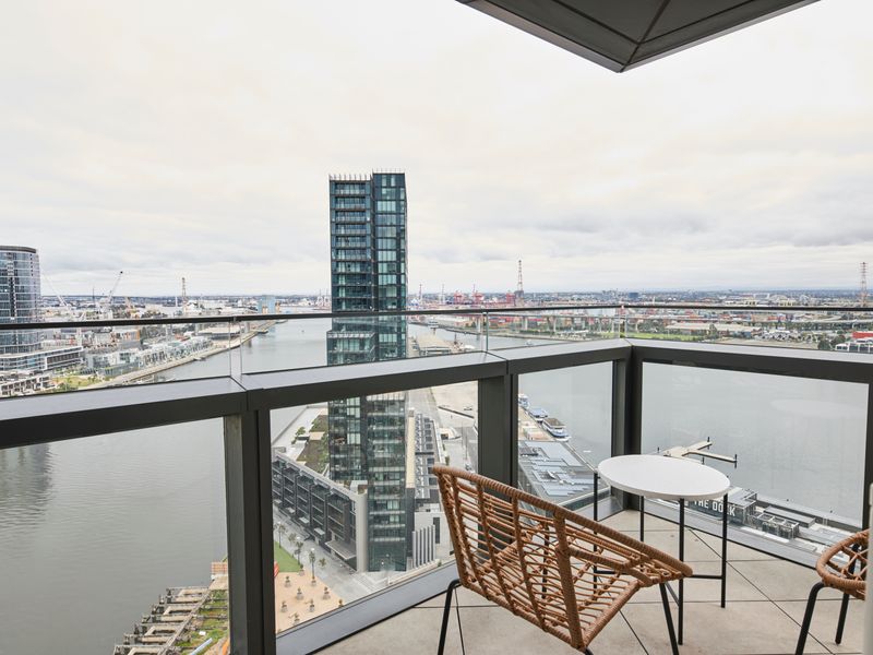 Sky Haven Modern Retreat with Free Parking