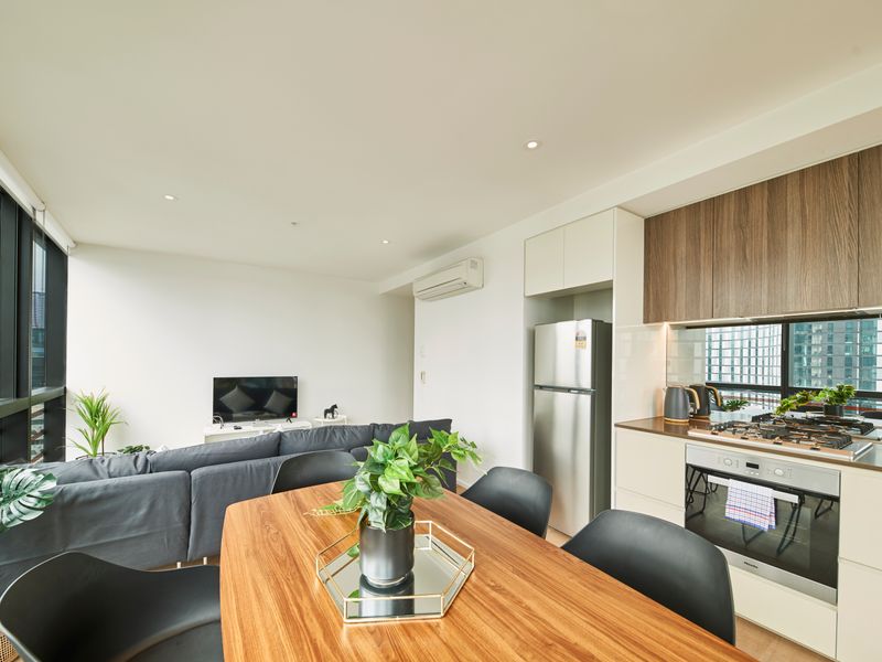 Sky Haven Modern Retreat with Free Parking