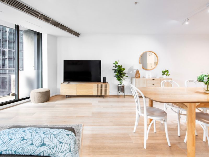 Bright and open dining area with seamless views 