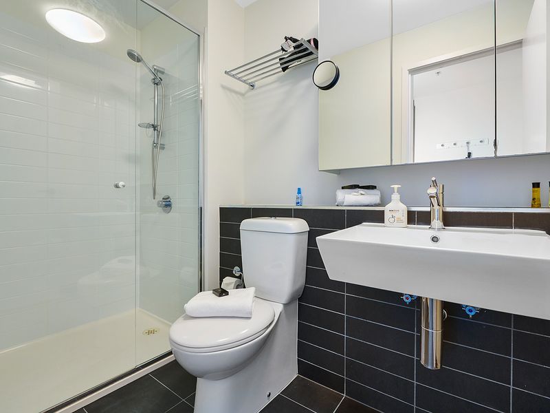 Main bathroom with walk-in shower