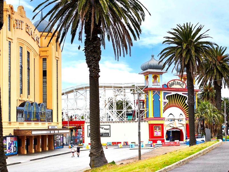 2BR Apartment with Ocean Views + Parking