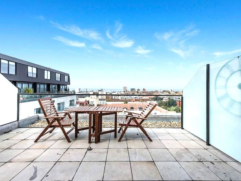 2BR Apartment with Ocean Views + Parking