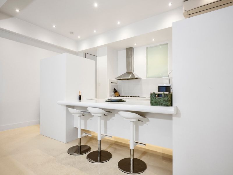 Modern Kitchen and Breakfast Bar