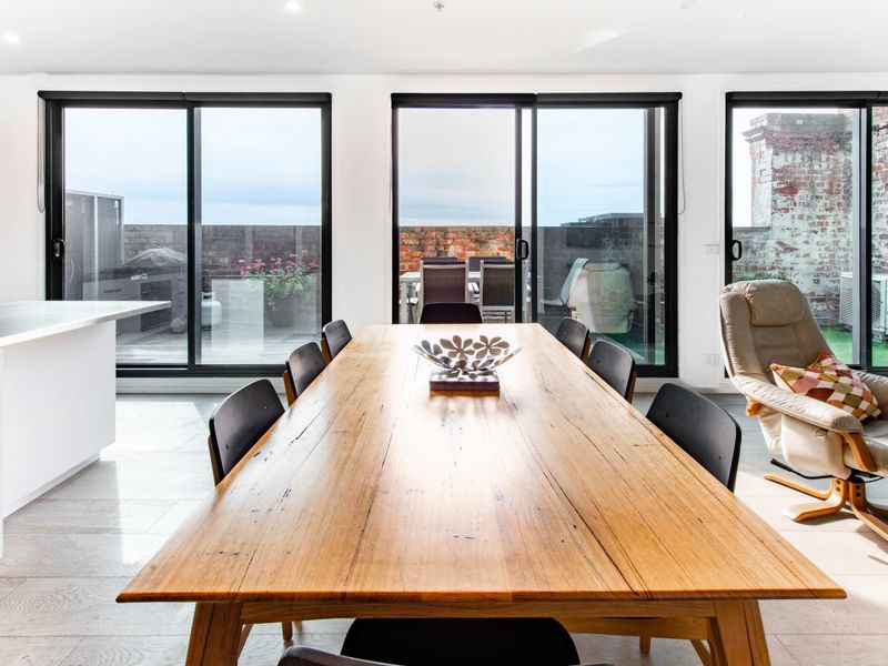 Spacious dining area with direct access to the outdoor terrace, perfect for gatherings