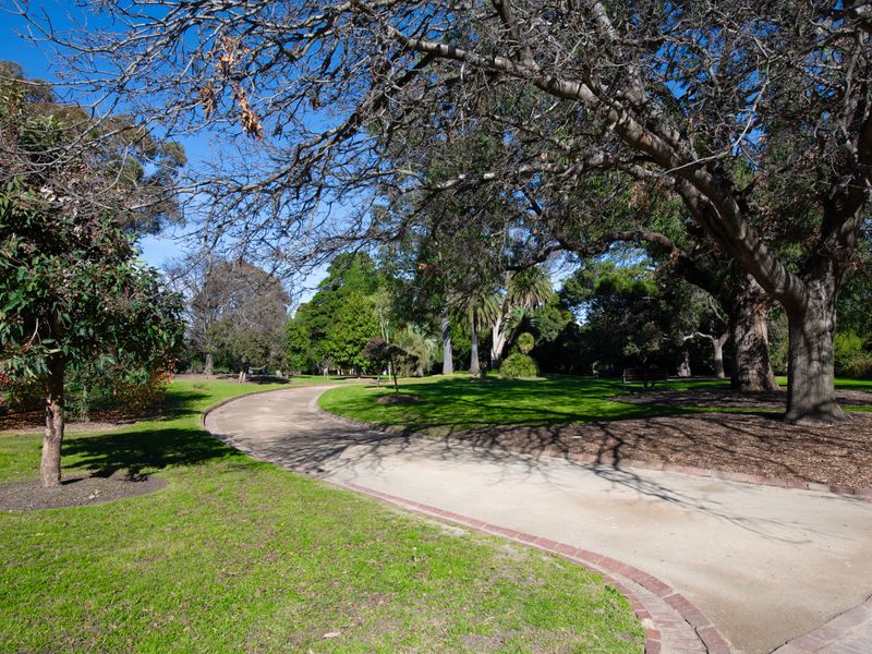 Charming 3-Bedroom Retreat by St Kilda Gardens