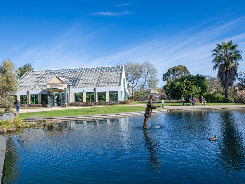 Charming 3-Bedroom Retreat by St Kilda Gardens