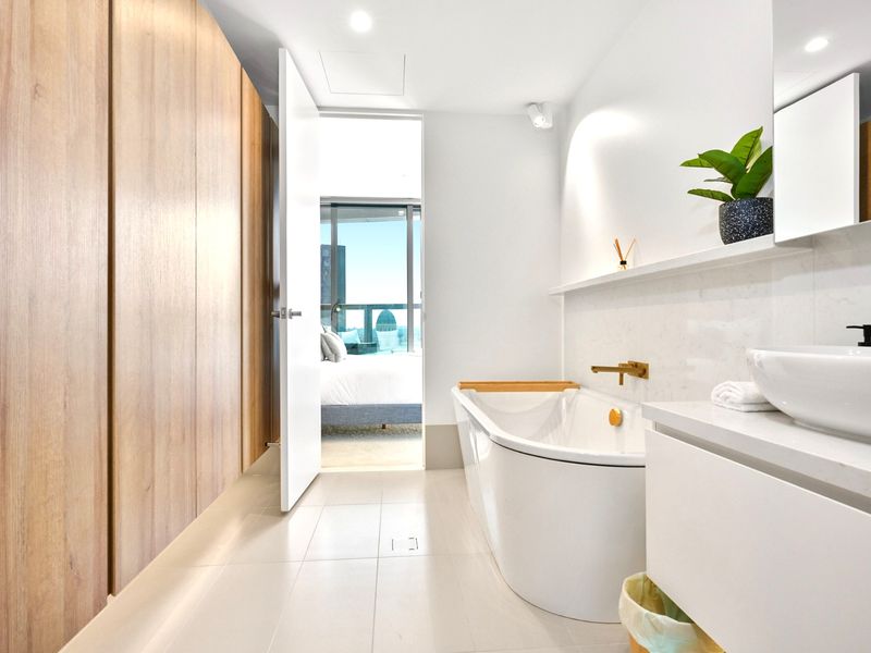 Mackenzie Marvel: Stylish 2BR w/ Skyline Views