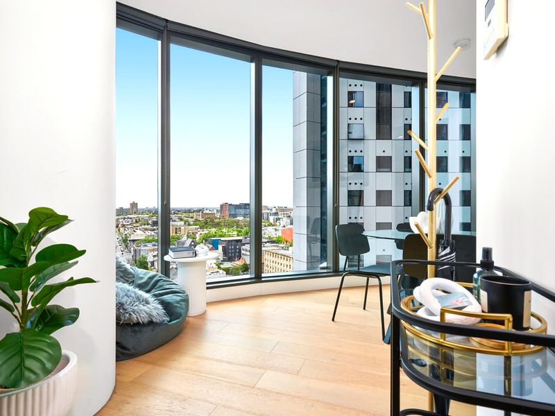 Mackenzie Marvel: Stylish 2BR w/ Skyline Views