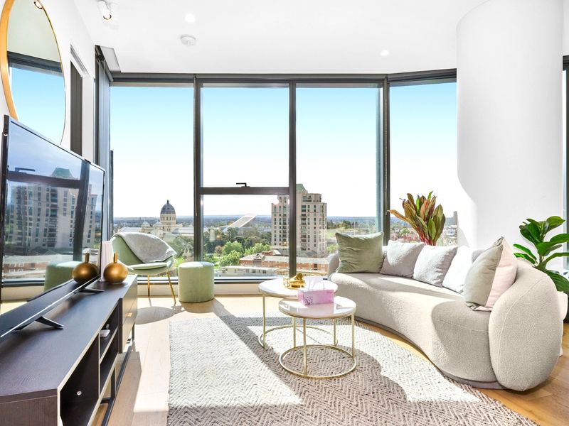 Mackenzie Marvel: Stylish 2BR w/ Skyline Views