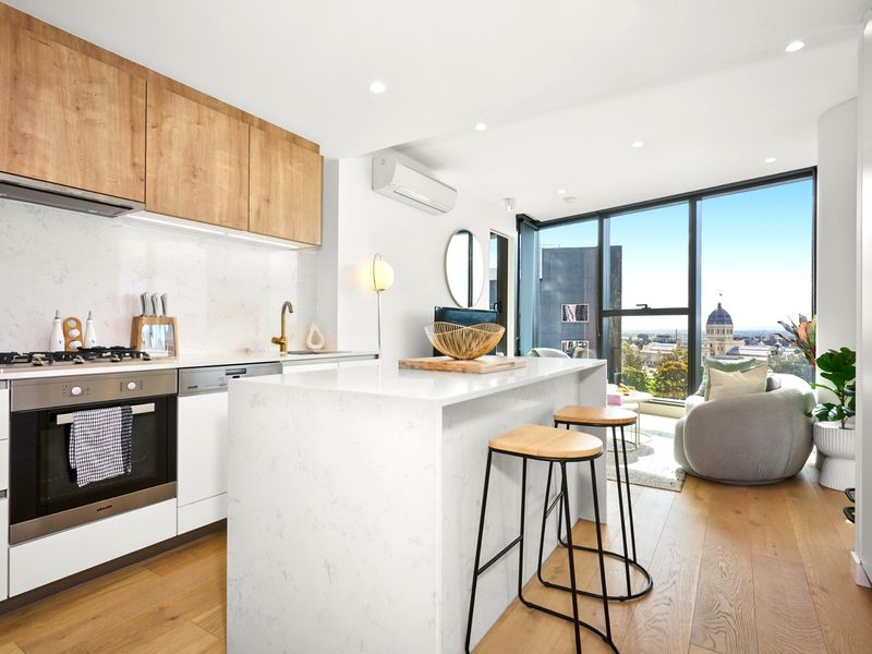 Mackenzie Marvel: Stylish 2BR w/ Skyline Views