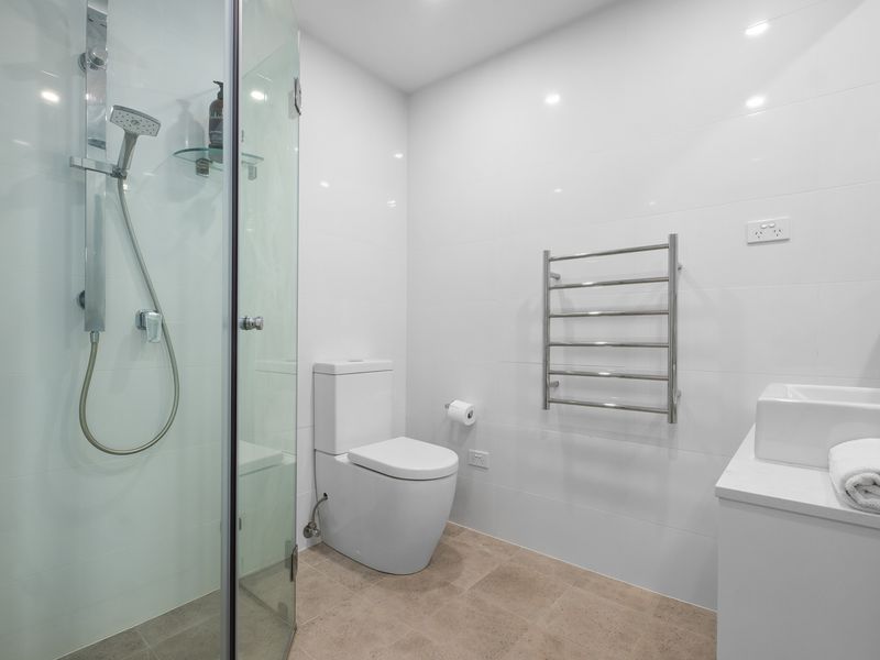 A sleek and simple ensuite for ultimate privacy.